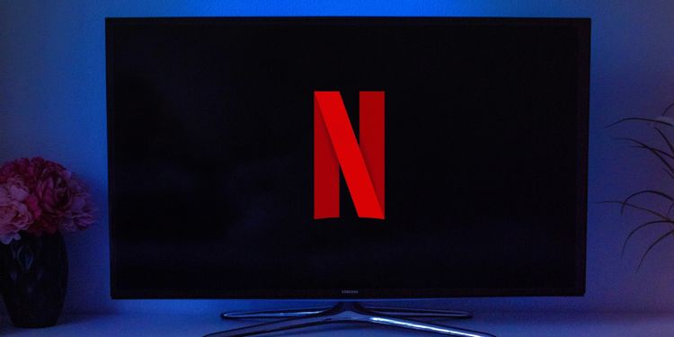 Netflix N on TV Screen - 2022'de Netflix'teki En İyi Aksiyon Filmleri